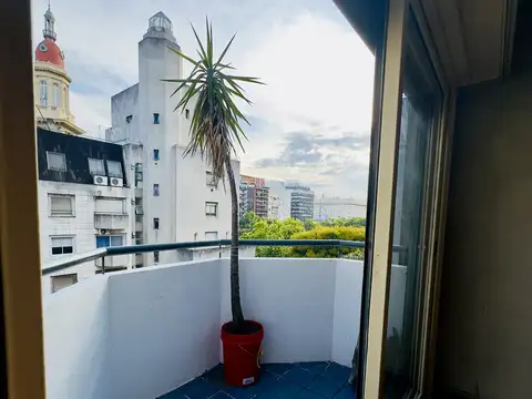 Venta 2 ambientes de 44 mts  contrafrente con balcón, en un piso octavo piso, luminoso cocina  y baño completo, lavadero independiente  rodeado de cupulas en el corazón de Congreso