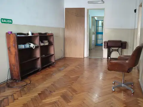 Departamento/Consultorio/Oficina 6 amb. en PB a la calle