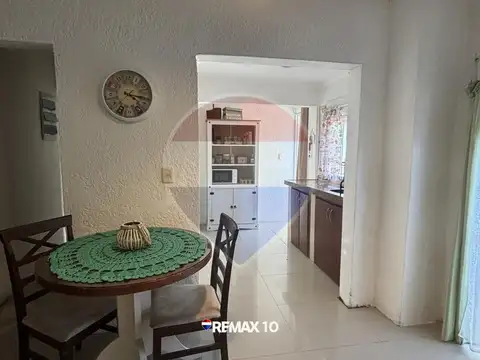 Casa 8 ambientes con 2 baños