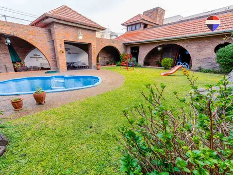 VENTA CASA 4 AMB COCHERA PATIO PILETA QUILMES