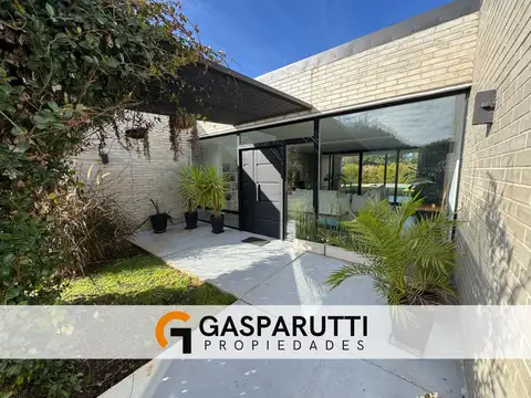 Casa en Venta con 4 cocheras