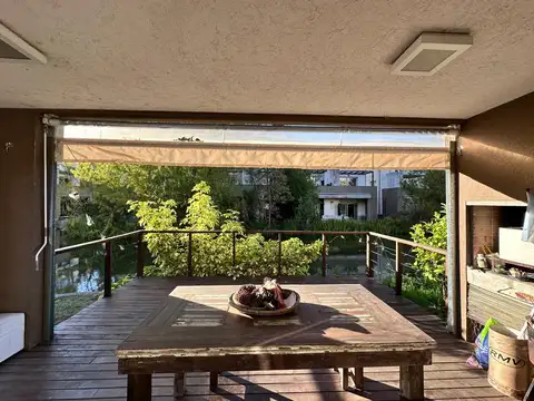 Casa en Alquiler con 2 cocheras