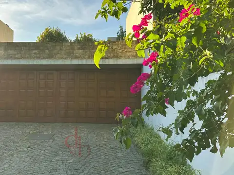 Casa en Venta con 4 cocheras