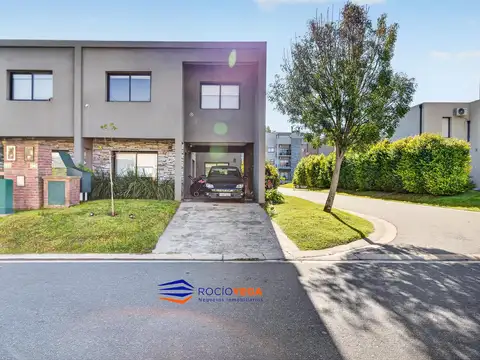 Casa en Alquiler con 2 cocheras