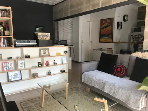 Departamento 1 ambiente con pequeño espacio libre y cochera.
