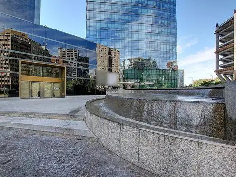 Estratégico local en esquina en Alem Plaza en el Barrio Catalinas