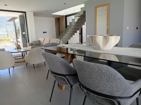 Casa 6 ambientes con 3 baños