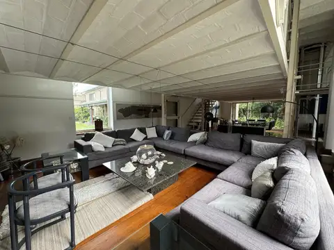 Casa en Venta con 4 cocheras