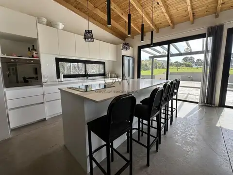 Casa 4 ambientes con 2 baños