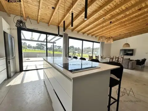 Casa en Venta con 2 cocheras
