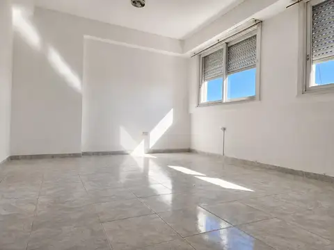 ¡Monoambiente sobre Av. 44!