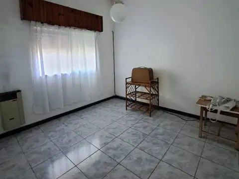 Casa con patio y parrilla