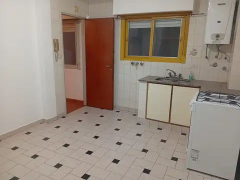 Muy lindo y amplio 2 ambientes al C/fte con balcón. Todo luz y sol !