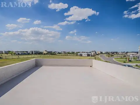Casa en Alquiler con 4 cocheras