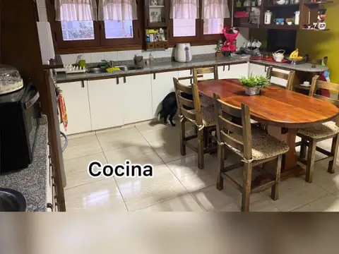Casa en Venta con 3 cocheras