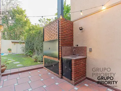 Casa 8 ambientes con 4 baños