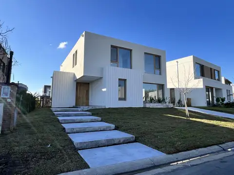 Casa a la venta en Barrio Carpinchos Nordelta