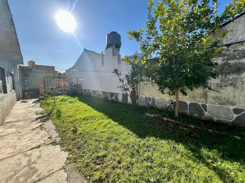 Casa Multifamiliar en lote de 300 m2! 2 Viviendas independientes! Ideal inversión!