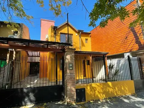 Casa en alquiler en City Bell de 3 dormitorios