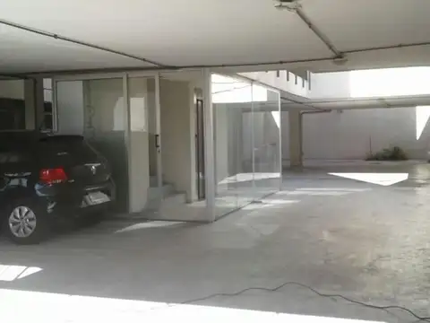 COCHERA CUBIERTA CON ACCESO AUTOMATIZADO