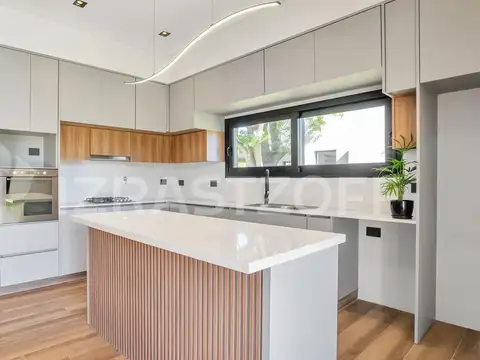 Casa en Venta con 4 cocheras