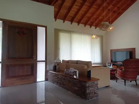 Casa 6 ambientes con 2 baños