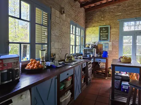 CASA EN VENTA CON PARQUE Y PILETA