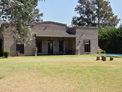 CASA EN VENTA CON PARQUE Y PILETA