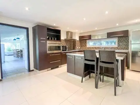 Casa en Venta con 3 cocheras