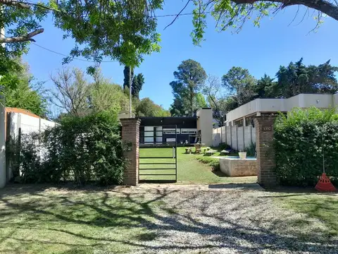 VENTA-CASA-  FRENTE AL ARROYO CON PILETA-PERMUTA 