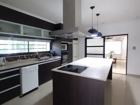 Casa 5 ambientes con 2 baños