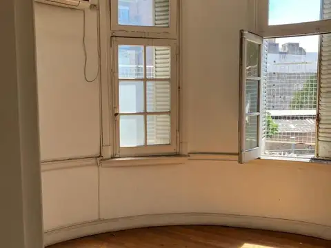 Oficina 5 ambientes con 2 baños