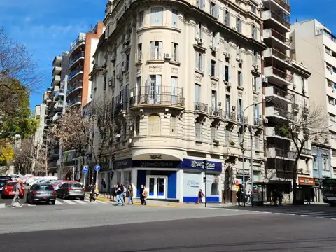 Gran oficina al frente