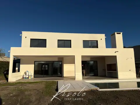 Casa 5 ambientes con 3 baños