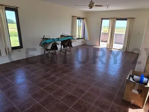 Casa 4 ambientes con 2 baños