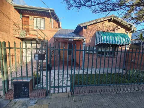 MUY LINDA CASA DE 3 AMB CON JARDIN MAS OFICINA DE 2 AMB EN PLANTA ALTA