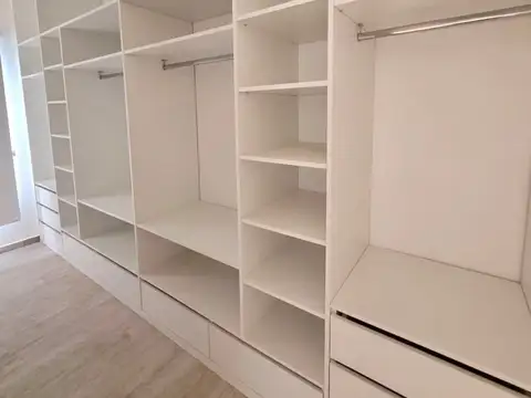 Casa en Alquiler con 1 cochera