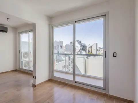 Julián Álvarez al 400, entre  Av. Corrientes y J. R. de Velasco