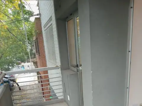 2 ambientes a la calle con balcon