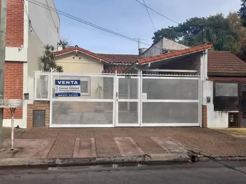 Hermoso Chalet 4 ambientes - Posibilidad permuta Centro V. Ballester -