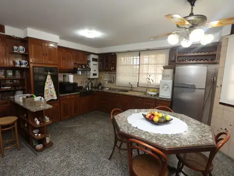 Casa 6 ambientes con 4 baños