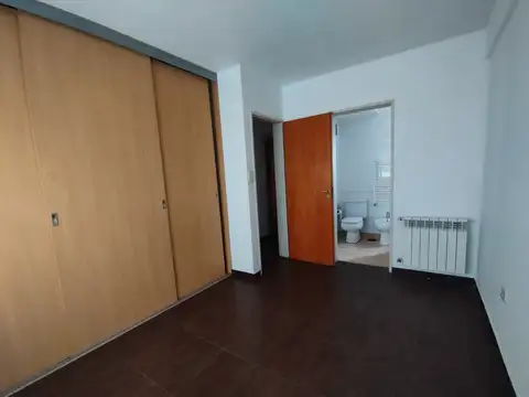 65 e 11 y 12 Semipiso al frente 1 dor en suite, placard, balcón, 2 baños. Alquilado