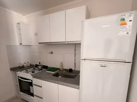 Monoambiente amueblado. Torre Paris. 81.