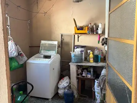Casa 3 ambientes con cochera y fondo con departamento
