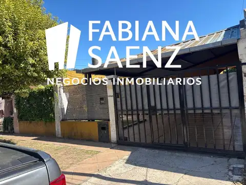 Casa 3 ambientes con cochera y fondo con departamento
