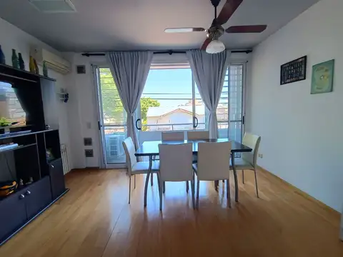 Departamento de 2 ambientes al frente con balcón y cochera. Muy luminoso
