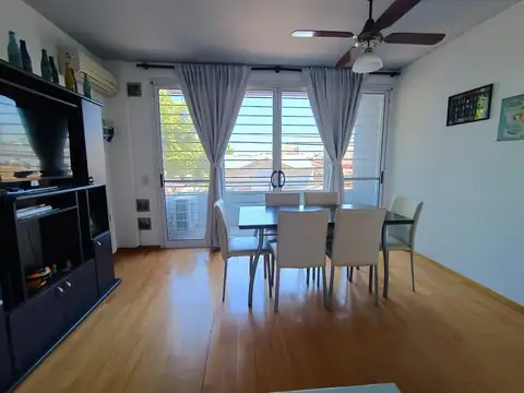 Departamento de 2 ambientes al frente con balcón y cochera. Muy luminoso