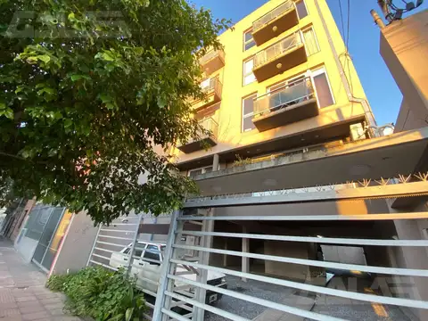 Excelente monoambiente y medio dividido, luminoso con balcón al frente en Castelar cerca de estación
