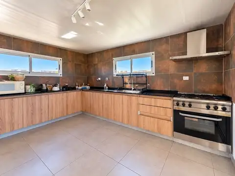 Casa en Alquiler con 1 cochera