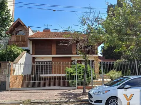 Casa en venta - 4 Dormitorios 4 Baños - 546mts2 - Quilmes